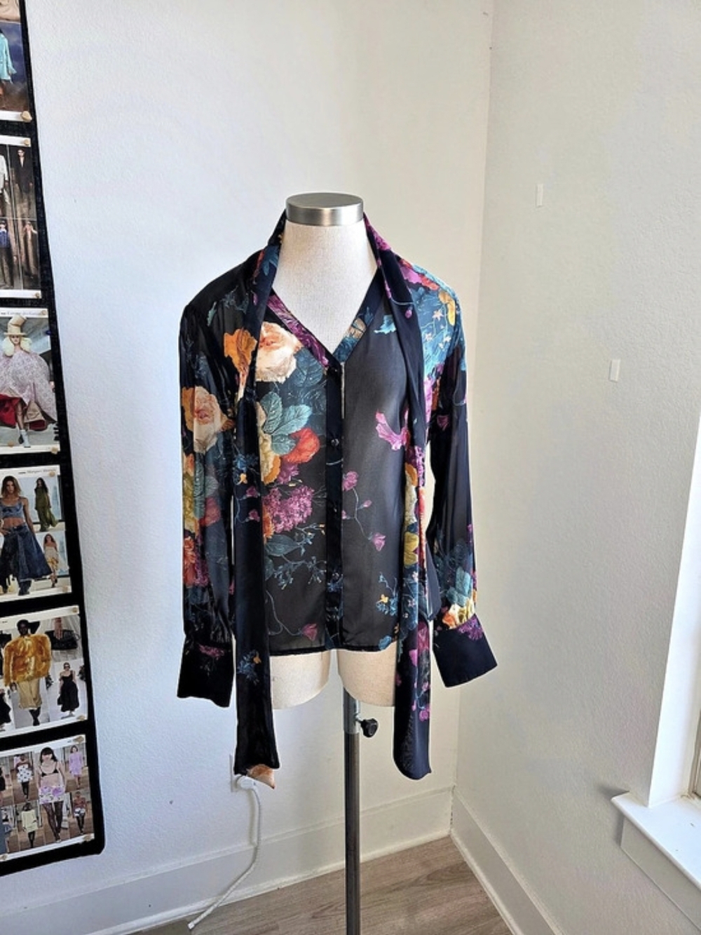 Chiffon Sheer Floral Blouse in Black & Multicolor Size Large Like New - Picture 3 of 4
